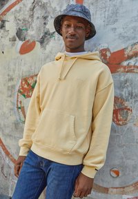 Levi's® TAB HOODIE UNISEX - Jersey con capucha - yellow plum
