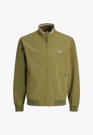 Olivgrüne Herrenjacke mit Reißverschluss, Stehkragen, Druckknöpfen, gerippten Bündchen und Saum sowie seitlichen Reißverschlusstaschen.