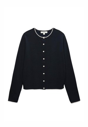 Cardigan noir à manches longues avec bordure blanche, encolure ronde et sept boutons avant semblables à des perles, posé à plat sur fond blanc.