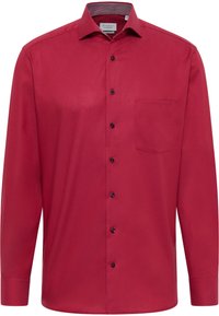 Rotes Langarmhemd mit Button-down-Kragen, einer einzelnen Brusttasche und schwarzen Knöpfen; glatte Stoffstruktur.