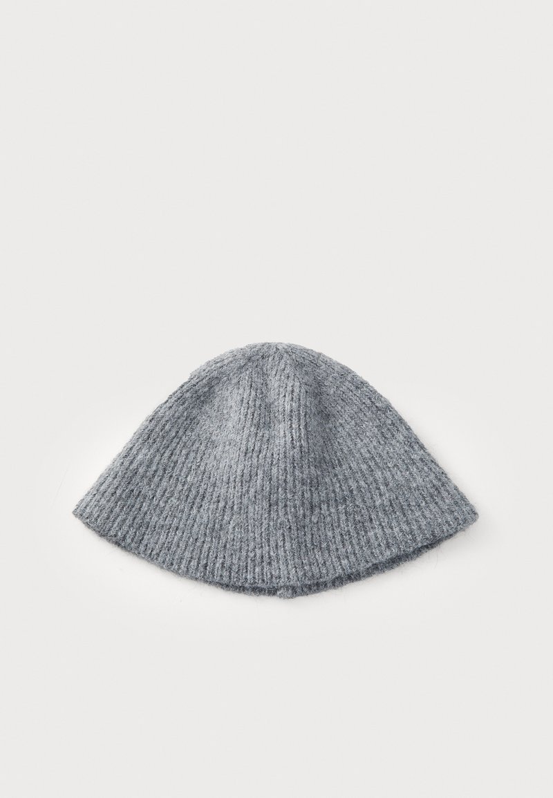 Grijze gebreide beanie met een geribbelde structuur, taps toelopende bovenkant en zacht materiaal. Lichtgewicht en nauwsluitend voor comfort en warmte.