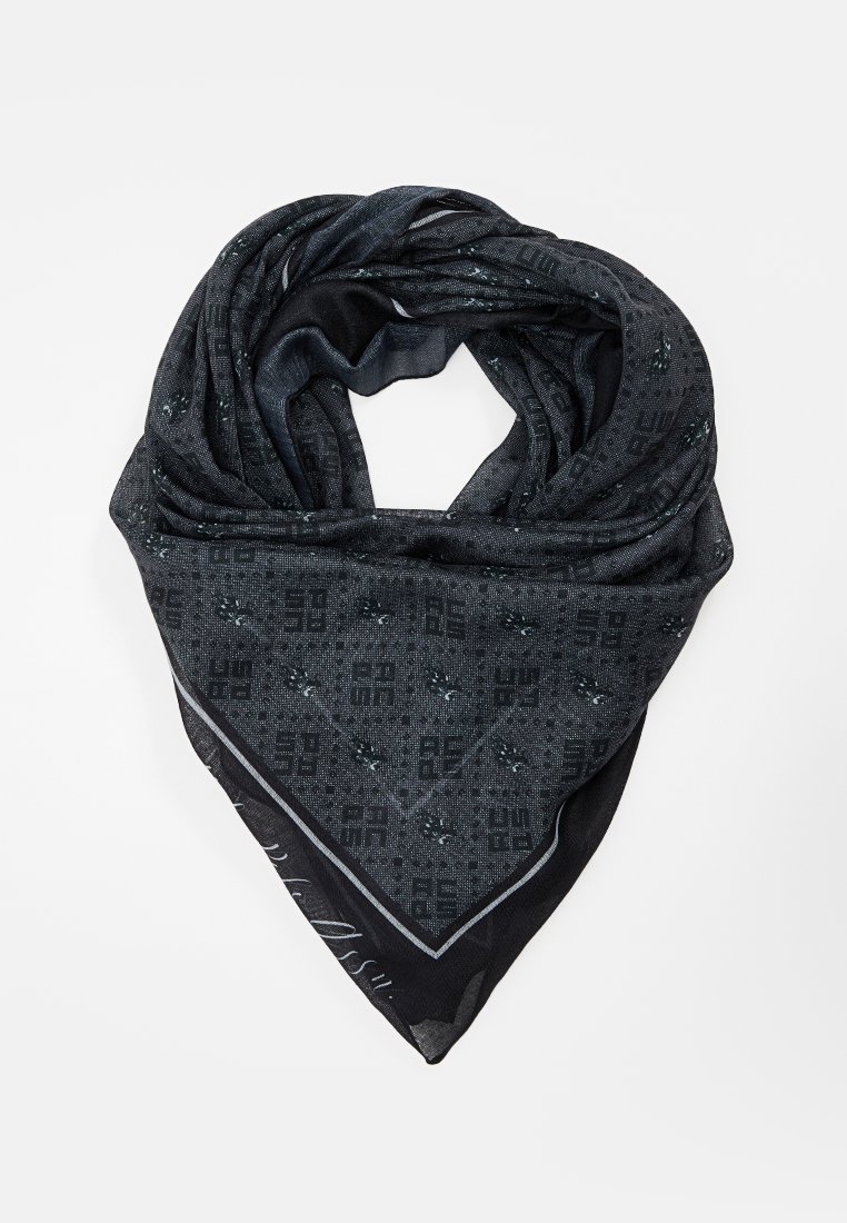 Czarny trójkątny szalik z miękkiego materiału, z wyraźnym wzorem, subtelnymi błyskami oraz kontrastową lamówką z detalem tekstowym.