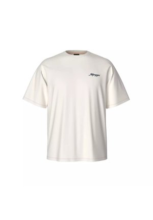 Camiseta blanca de manga corta con cuello redondo y pequeño logo negro de "Napapijri" en el pecho izquierdo.