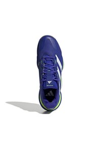 Paarse sportieve schoen met een bovenwerk van mesh, witte strepen, groene accenten en een gestructureerde zool, met veters en een gevoerd kraagje.