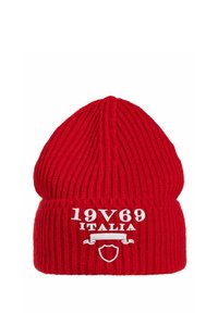 Rode gebreide muts met ribbeltextuur. Voorzien van witte tekst "19V69 ITALIA" en een embleem, met een omgeslagen rand voor extra warmte.