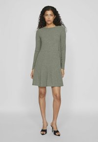 Robe à manches longues, côtelée, en vert olive, corsage ajusté avec une jupe évasée, fabriquée en tissu doux, avec un col rond et un détail plissé.