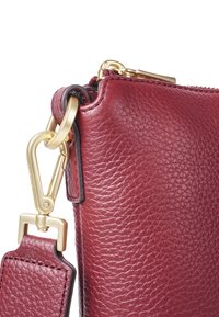 Bogner ANDERMATT FLAVIA SHOULDER - Taška s příčným popruhem - darkred