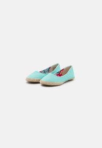 Espadrilhas de lona azul claro com sola de juta trançada e forro de tecido floral no interior. Ponta redonda e design baixo.