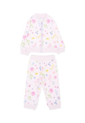 Ensemble de vêtements pour bébé en deux pièces avec veste zippée et pantalon, tous deux blancs avec des imprimés floraux pastel en rose, jaune, bleu et vert.