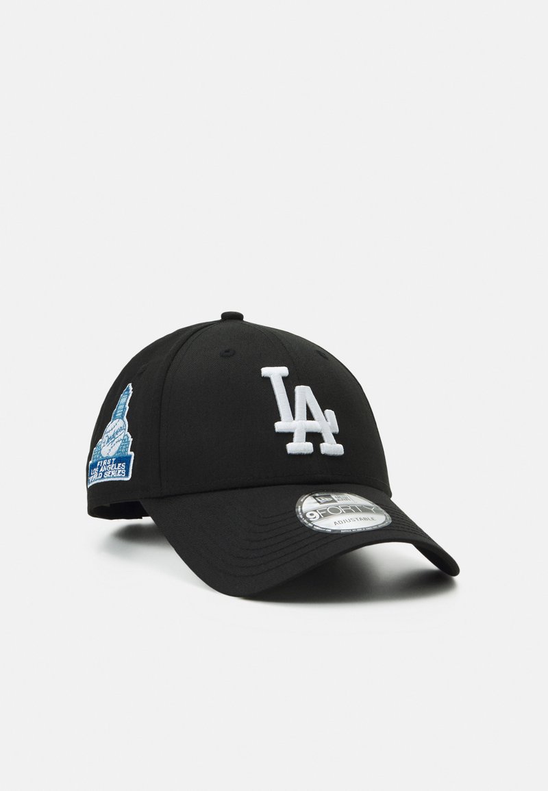 Schwarze Baseballmütze mit weißem "LA"-Logo, aufgesticktem blauen Patch an der Seite, gebogenem Schirm und verstellbarem Riemen auf der Rückseite.