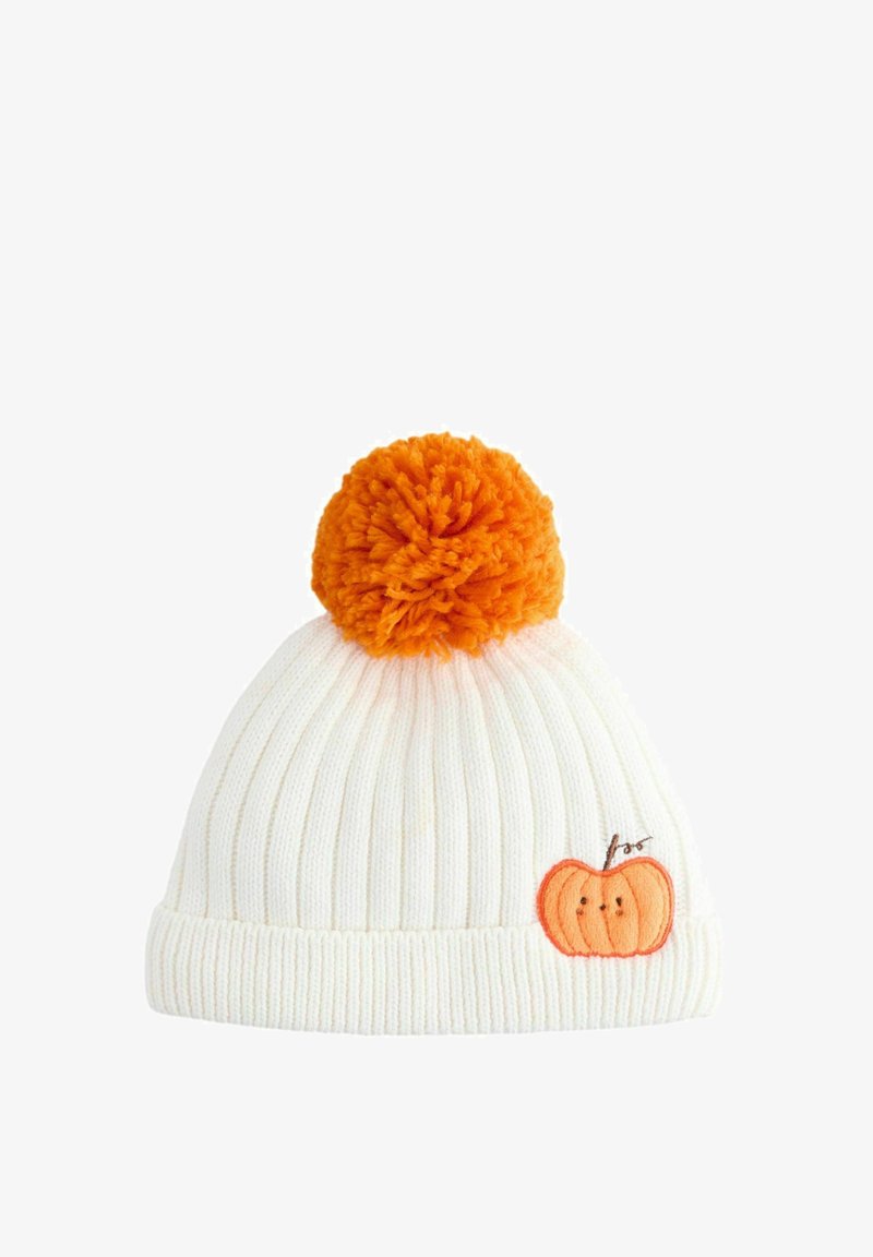 Weißes geripptes Strickmütze mit einem orangen Bommel oben und einem kleinen orangefarbenen bestickten Kürbis auf dem vorderen Umschlag.