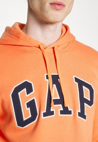 GAP Felpa con cappuccio - orange