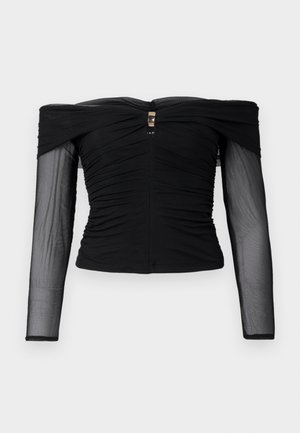 Top nero off-shoulder con tessuto arricciato, maniche lunghe trasparenti e una chiusura in oro sul retro. Texture liscia con una silhouette aderente.