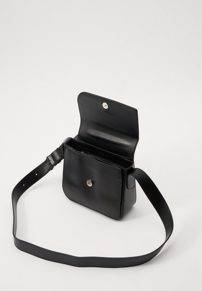 WANT Les Essentiels ARCH CROSSBODY UNISEX - Keresztpántos táska - black
