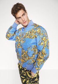 Versace Jeans Couture PRINTED GARLAND - Blusão aviador - blue/gold