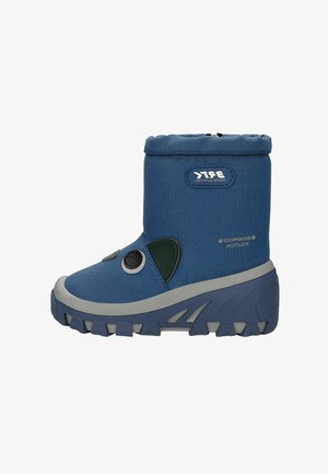 Botte d'hiver en toile bleue avec une forme arrondie, semelle grise, accents verts, et deux détails circulaires sur le côté. Dispose d'un col doux en haut.