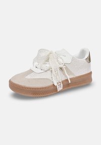Sneaker léger à lacets en mesh blanc et daim beige. Présente des détails en dentelle et perles complexes, avec une semelle en caoutchouc texturée.