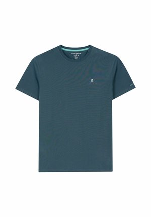 Camiseta de manga corta azul verdoso oscuro con cuello redondo, con un pequeño logotipo de pala y pico cruzados en el lado izquierdo del pecho y el nombre de la marca en la manga izquierda.