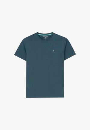 Camiseta de manga corta azul verdoso oscuro con cuello redondo, con un pequeño logotipo de pala y pico cruzados en el lado izquierdo del pecho y el nombre de la marca en la manga izquierda.