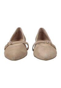 Ballerines en daim beige avec un bout pointu, une bride au niveau de la cheville dotée d'une boucle ronde, une texture lisse et un subtil détail de couture sur le dessus.