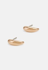 Roze gouden metalen studs met een gladde, gebogen vorm, waarbij een gepolijste afwerking en eenvoudig ontwerp zijn inbegrepen.