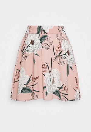 Falda floral rosa con una cintura elástica fruncida, con peonías blancas y hojas verdes impresas en tela suave. Textil liso.