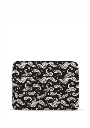 Czarna saszetka na zamek z białym wzorem paisley pokrywającym powierzchnię, prostokątna z zaokrąglonymi rogami, na białym tle.