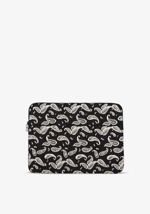 Czarna saszetka na zamek z białym wzorem paisley pokrywającym powierzchnię, prostokątna z zaokrąglonymi rogami, na białym tle.