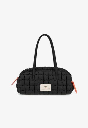 Schwarze gesteppte Handtasche mit zwei Griffen, orangen Reißverschlussanhängern und einem weißen Etikett mit der Aufschrift "UNIO x LES VISIONNAIRES" in der vorderen Mitte.