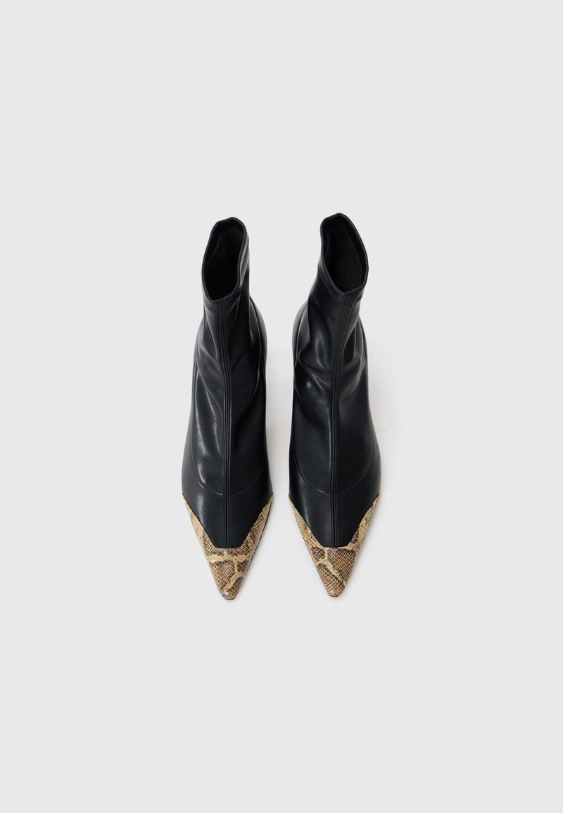 Schwarze Leder-Ankle-Boots mit spitzem Zeh, ausgestattet mit einem strukturierten Schlangenprint-Akzent auf der Zehenkappe. Glatte Oberfläche, elegantes Design.