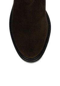 Brauner Wildleder-Stiefelette mit rund zulaufender Spitze, schwarzer Sohle und Nahtdetail entlang des Randes. Glatte Textur und minimalistisches Design.
