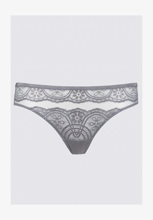 Harso pitsinen stringi kukkakuosisilla ja läpinäkyvillä paneeleilla. Ominaisuuksina sileä vyötärö. Teksturoitu kangas hienoilla yksityiskohdilla.