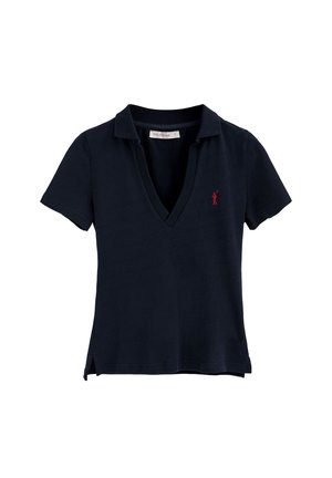 Polo blu navy a maniche corte con scollo a V profondo, piccolo logo rosso ricamato sul petto sinistro e spacchi laterali all'orlo.