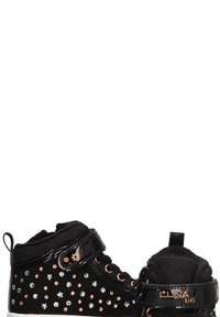 Las zapatillas altas negras presentan una tela texturizada, acentos de charol brillante, rhinestones decorativos y una correa de gancho y bucle para el cierre.