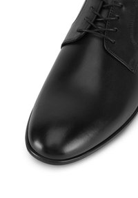 Černé kožené šněrovací boty s hladkým, lesklým povrchem, zaoblenou špičkou a jemným šitím v horní části.