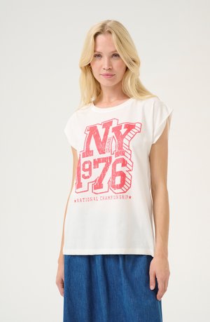 Valkoinen puuvillainen T-paita, jossa on lyhyet käännetyt hihat ja rohkea punainen painatus "NY 1976 NATIONAL CHAMPIONSHIP" retrotyylillä.