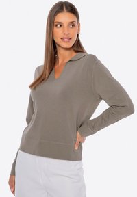 Grauer V-Ausschnitt-Pullover mit Kragen, langen Ärmeln und Rippbündchen. Weicher Stoff mit Strickmuster. Kleines Logo-Detail am Saum.