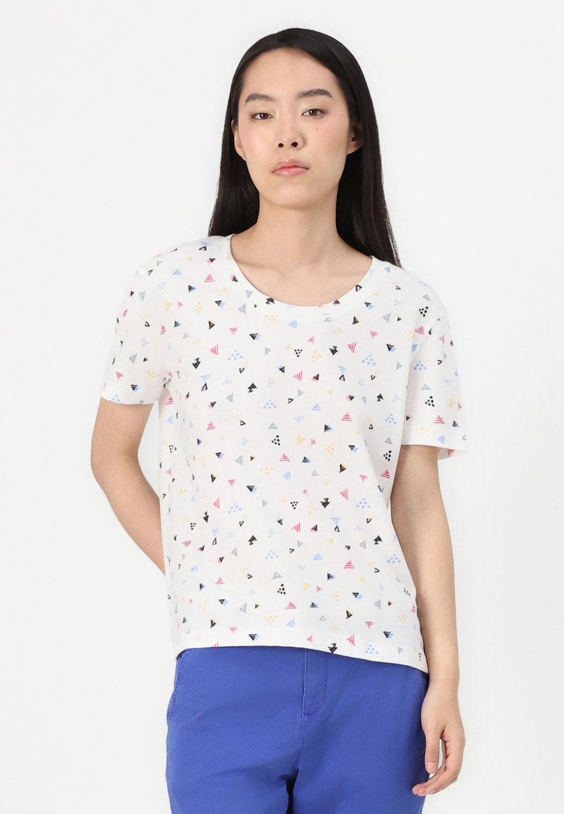 T-shirt blanc à manches courtes avec un motif triangulaire abstrait coloré en rouge, bleu, jaune et noir. Encolure ronde, coupe décontractée.