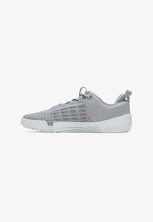 Chaussures de sport grises avec un dessus en maille texturée, des lacets plats et une semelle blanche rembourrée, conçues pour le confort et la performance.