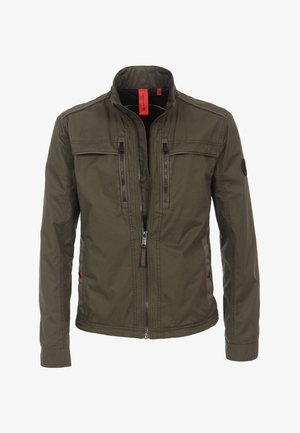 Olijfgroene jas met een hoge kraag, twee borstzakken met rits en een ritssluiting aan de voorkant. Kenmerkt zich door een gestructureerde stof en contrasterende rode accenten.