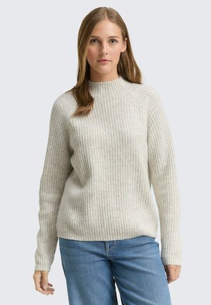Maglione a coste grigio chiaro con collo a giro e maniche lunghe, caratterizzato da una vestibilità comoda e una texture morbida. Abbinato a jeans in denim blu.