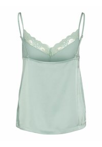 Camisón de satén verde claro con tirantes ajustables, que presenta un borde de encaje decorativo en el escote y una textura suave y fluida.
