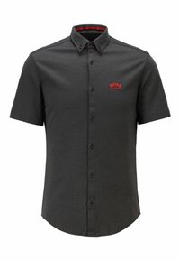 Camicetta nera a maniche corte in tessuto strutturato con colletto button-down, caratterizzata da un logo rosso "BOSS" e dettagli di bottoni rossi.
