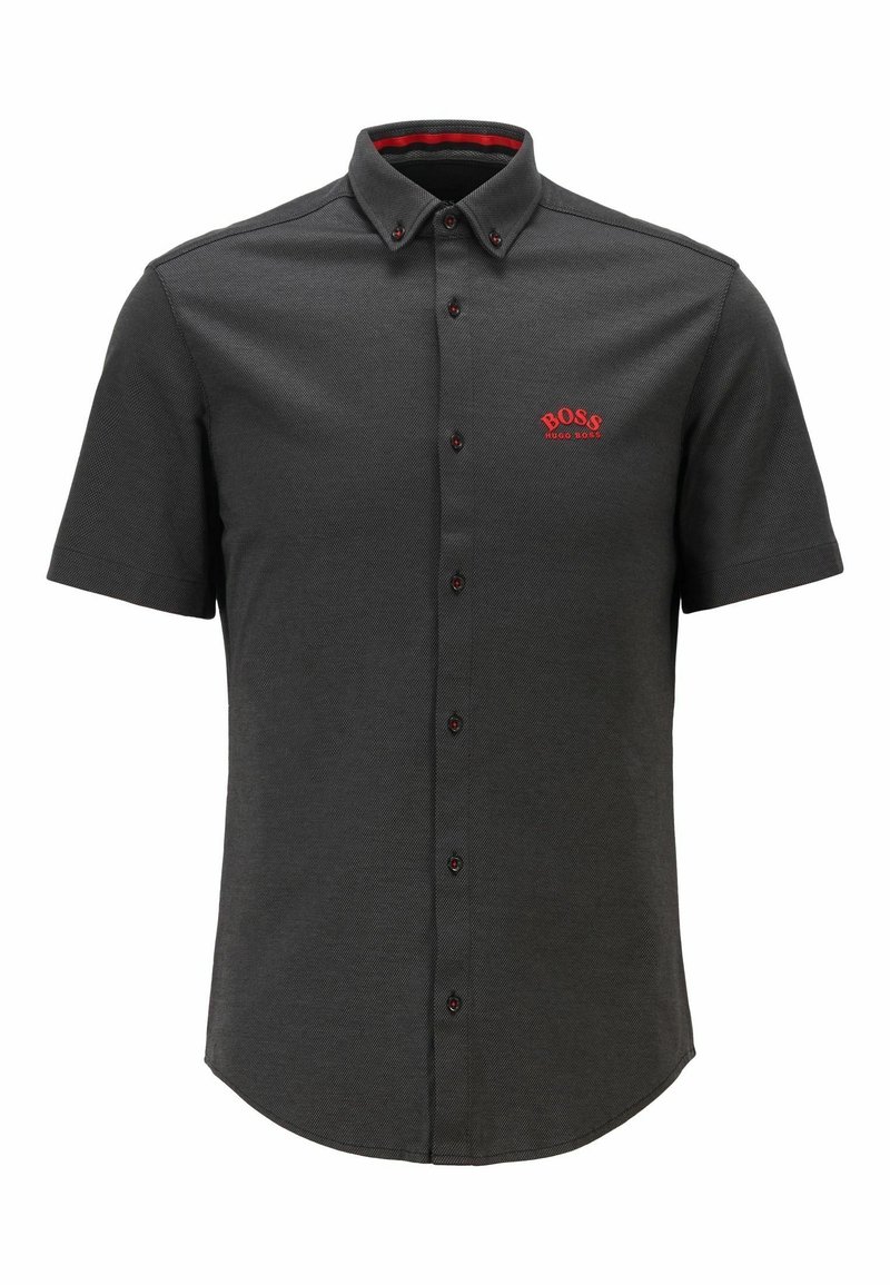 Camicetta nera a maniche corte in tessuto strutturato con colletto button-down, caratterizzata da un logo rosso "BOSS" e dettagli di bottoni rossi.