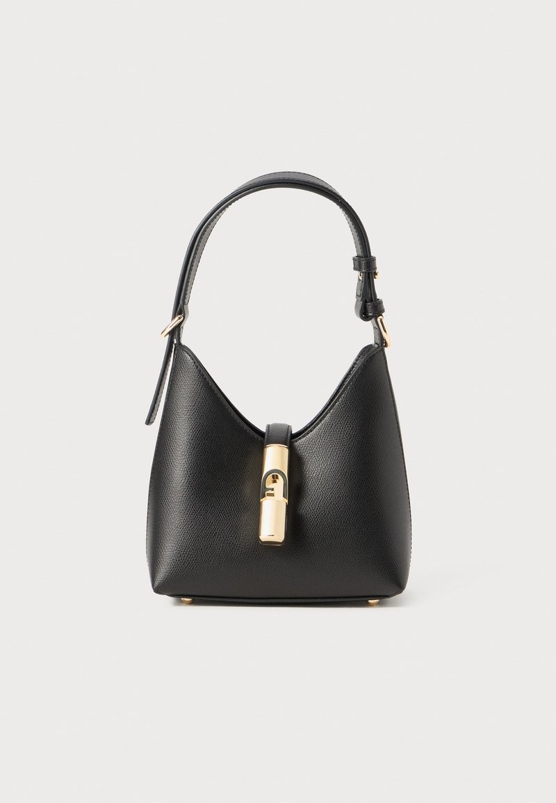 Sac à main en cuir noir avec un haut incurvé et une courte bandoulière. Présente un accent de verrouillage doré brillant à l'avant. Forme texturée et structurée.
