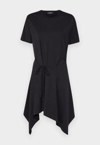 Schwarzes T-Shirt-Kleid aus leichtem Stoff mit kurzen Ärmeln, einem verstellbaren Taillenbund und einem asymmetrischen Saum. Glatte Textur.