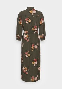 Langes, olivengrünes Blumenkleid mit drei Viertelärmel, Kragen, gerafftem Taillenbereich und bunten Blumenmustern überall.