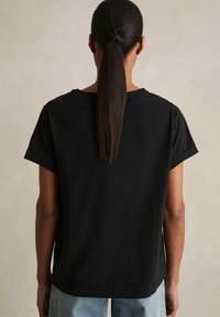 Reiss LUNA BRUSHED V-NECK - Pamata T-krekls - black