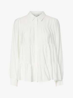 Hvid skjorte med krave, lange puffærmer og en lagdelt flæsekant. Lavet af blødt, let materiale med en glat tekstur.