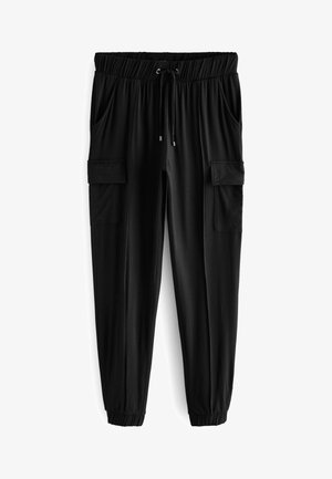 Črne trenirke iz mehkega materiala z elastičnim pasom in vrvico, stranskimi žepi ter kaburasti žepi na vsaki nogi.